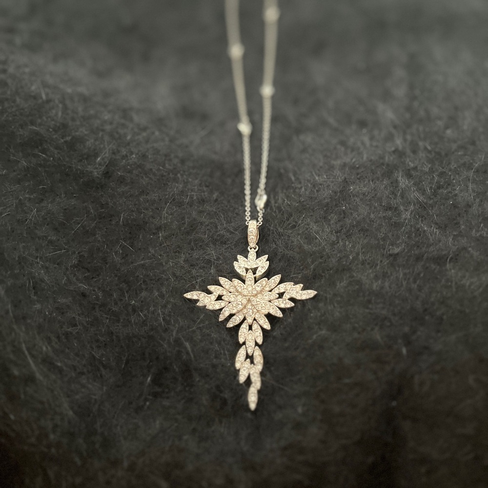 ✝️✝️✝️✝️Sparkling Silver-Tone Cross Pendant Necklace - Crystal Accent - Picture 7 of 8